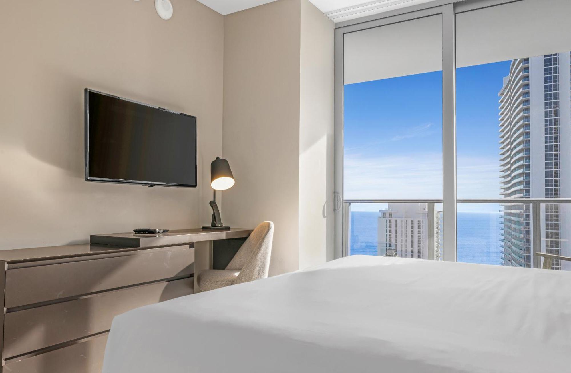 Wake Up To Ocean Views - Stunning 2bdr & 2ba Steps Away From The Ocean Apartment Hollywood