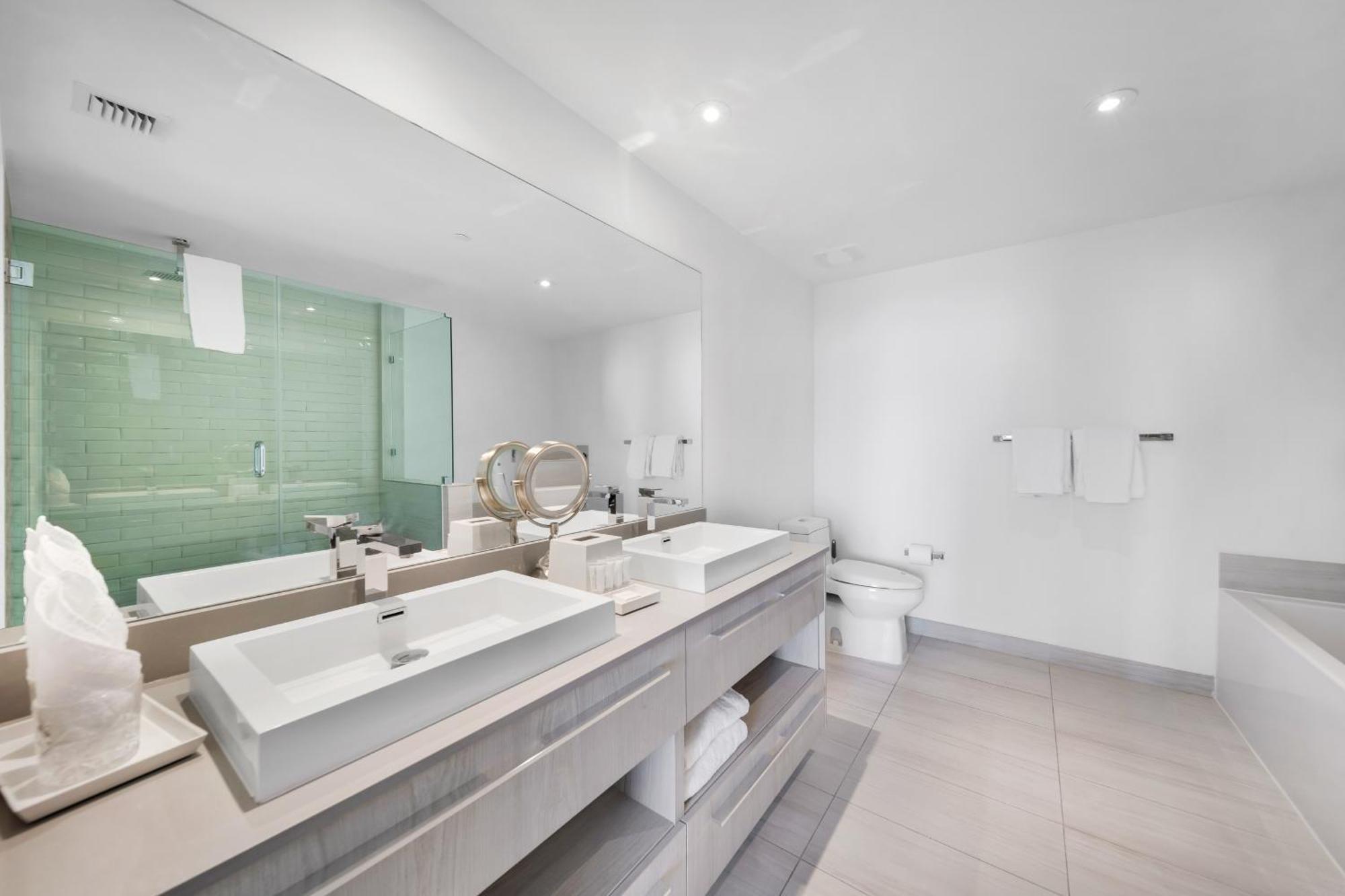 Wake Up To Ocean Views - Stunning 2bdr & 2ba Steps Away From The Ocean Hollywood