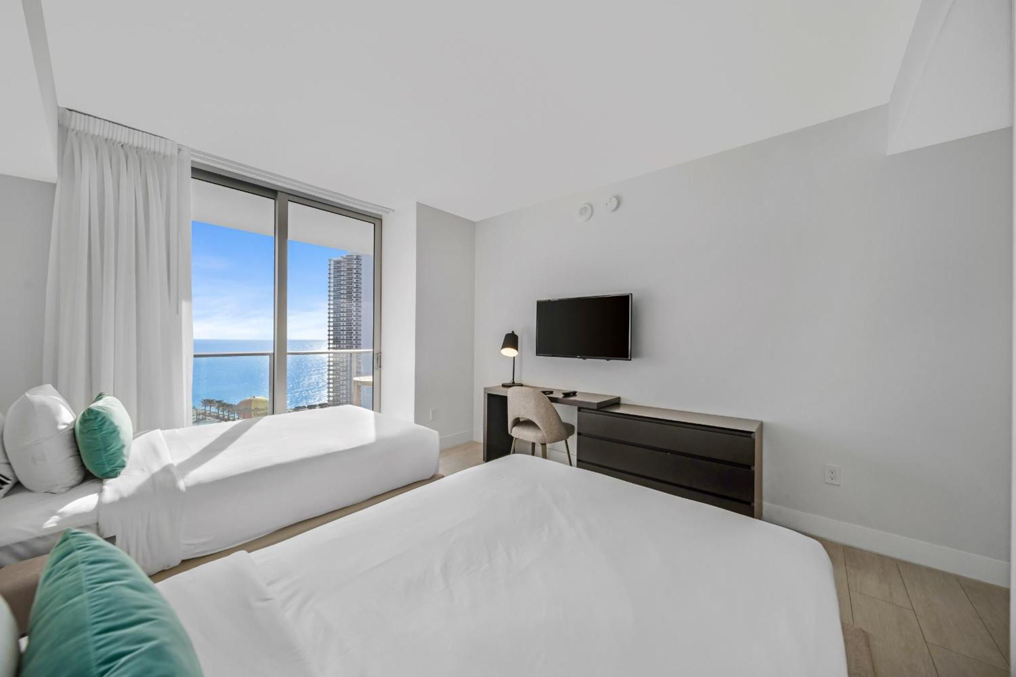 Wake Up To Ocean Views - Stunning 2bdr & 2ba Steps Away From The Ocean Apartment Hollywood