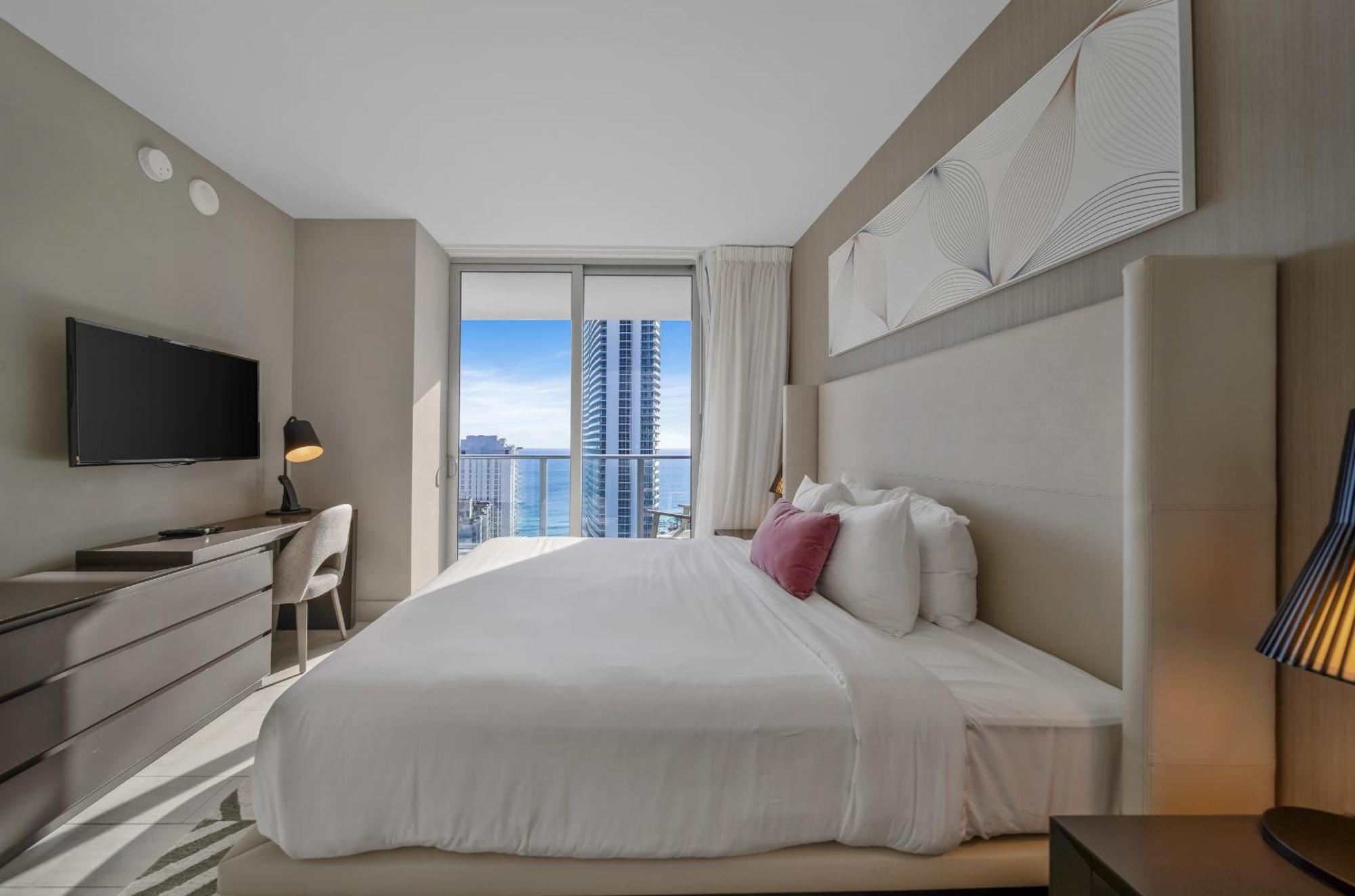 Wake Up To Ocean Views - Stunning 2bdr & 2ba Steps Away From The Ocean Apartment Hollywood