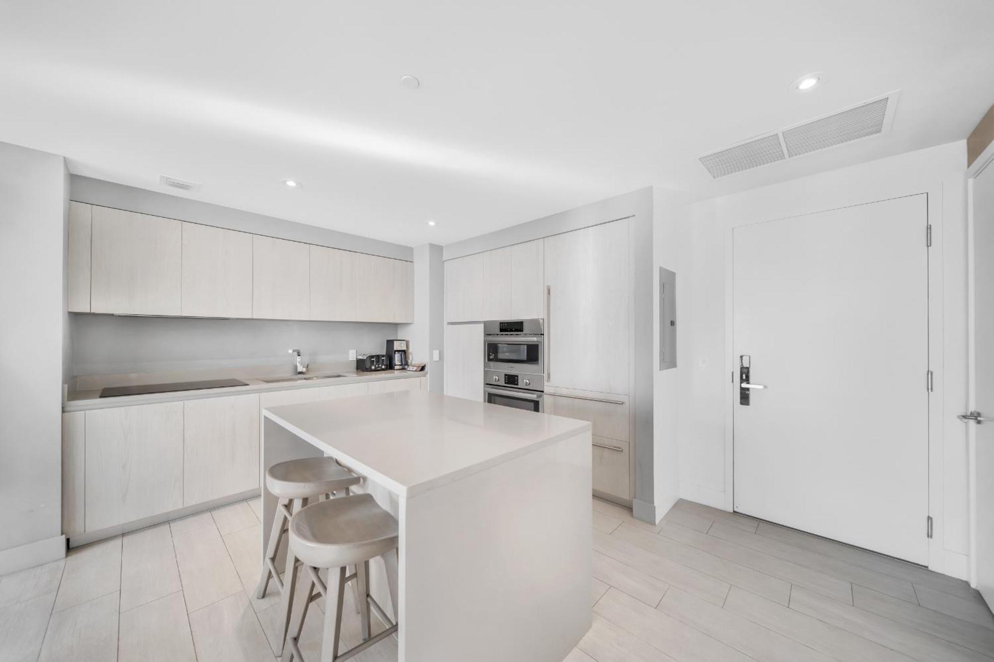 Apartment Wake Up To Ocean Views - Stunning 2bdr & 2ba Steps Away From The Ocean