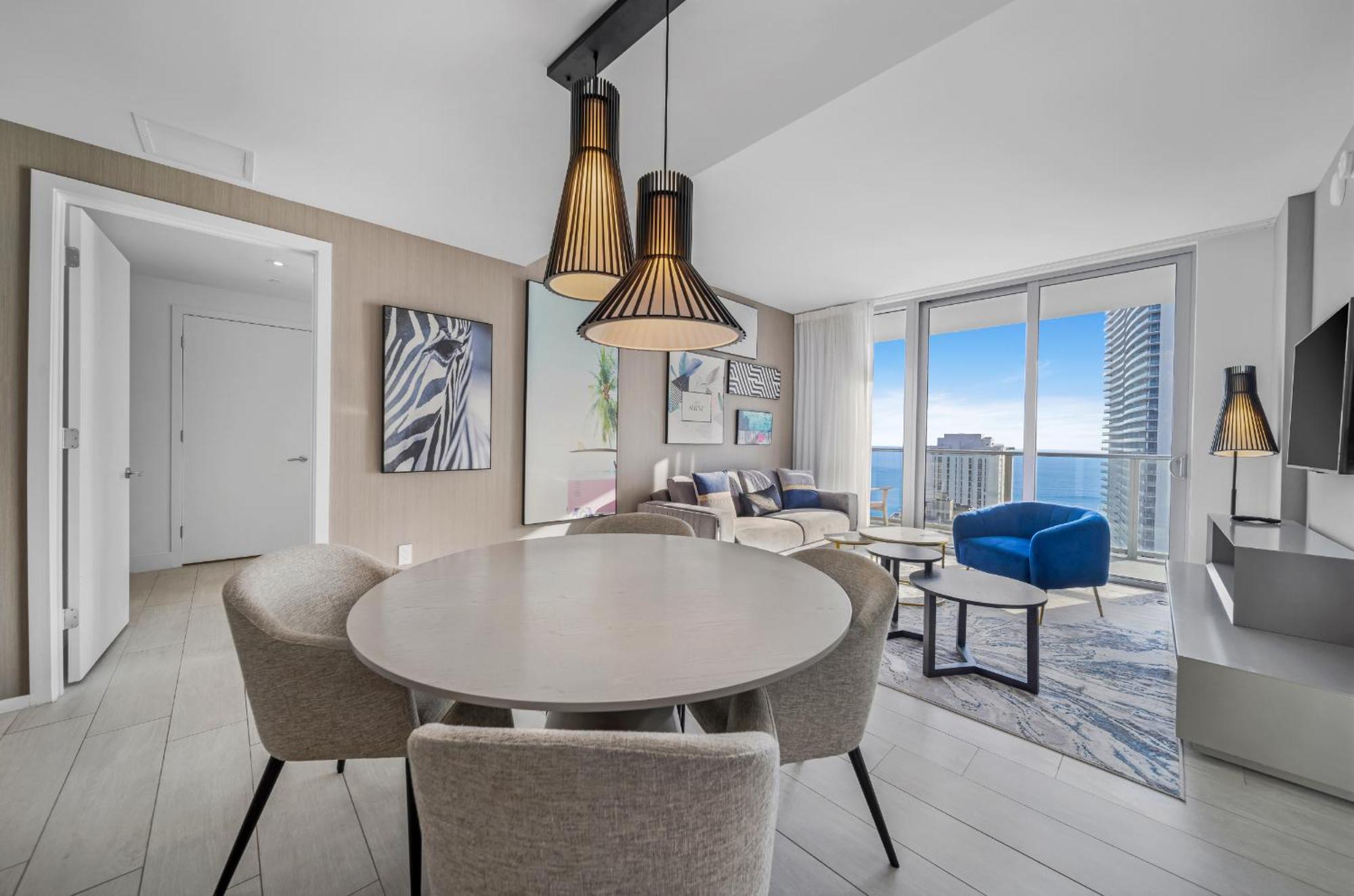 Wake Up To Ocean Views - Stunning 2bdr & 2ba Steps Away From The Ocean Apartment Hollywood