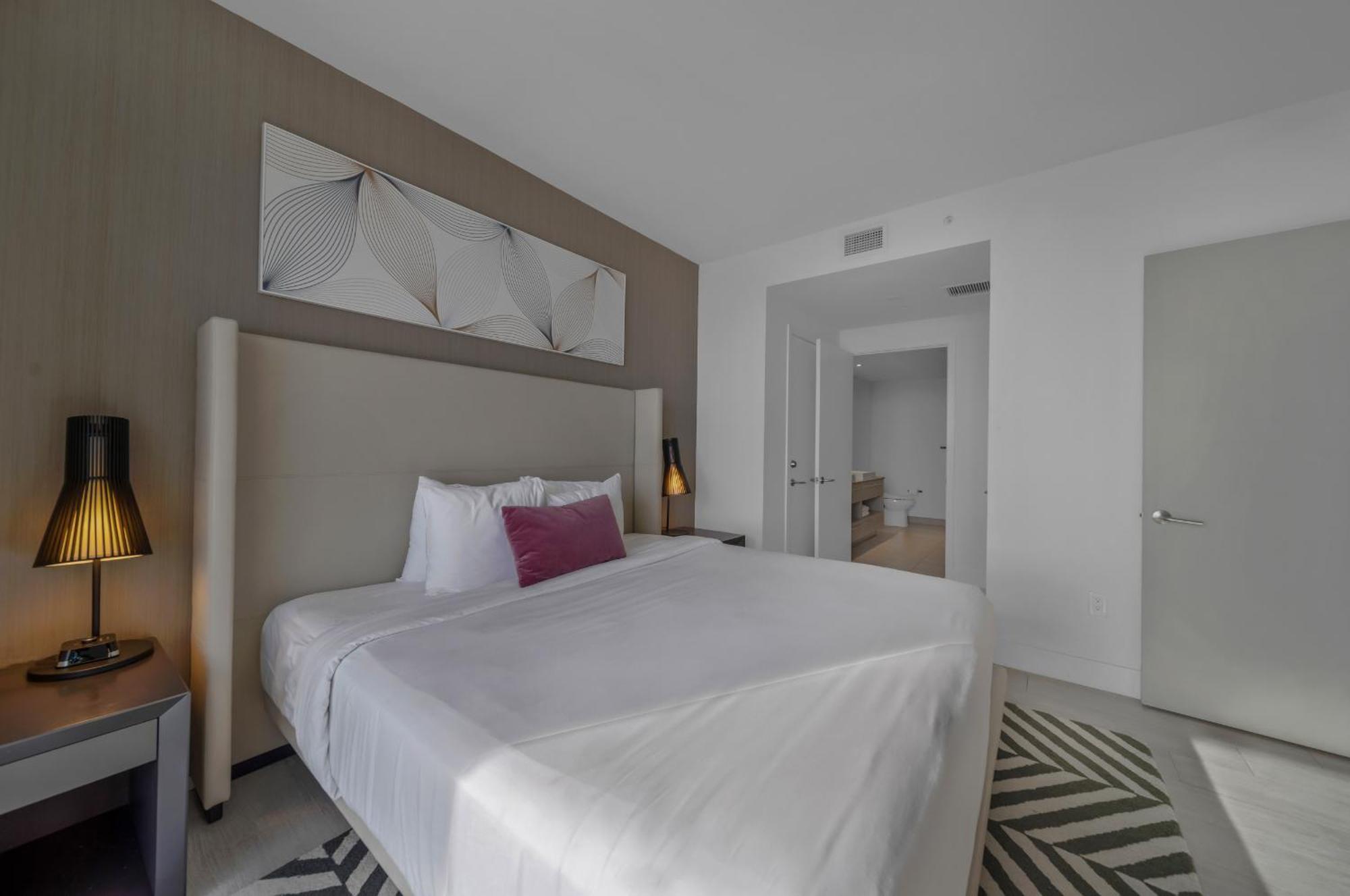 Apartment Wake Up To Ocean Views - Stunning 2bdr & 2ba Steps Away From The Ocean *